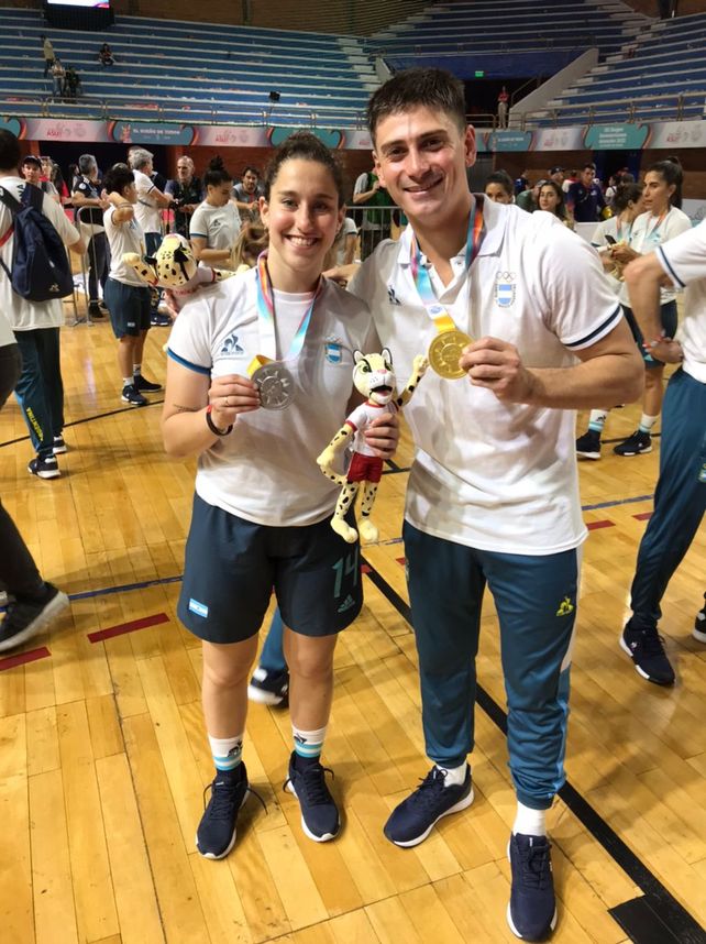 En Paraguay. Tras la premiación con medallas, los rosarinos se juntaron a festejar.