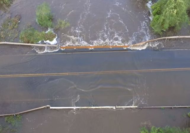 Así está la ruta 6, que continúa cortada por la crecida del Salado