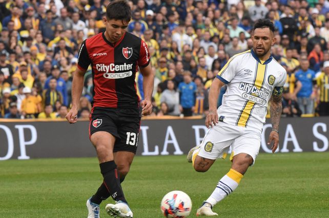 Juan Sforza y Walter Montoya luchan por el balón en el último clásico. Hoy volverán a estar otra vez frente a frente.