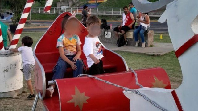 Los niños se divierten en la costa del río