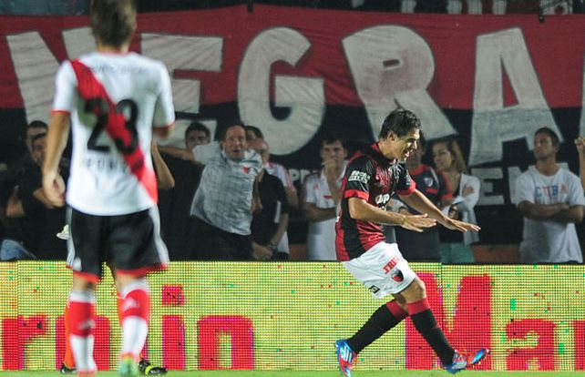 Locura rojinegra. Gabriel Graciani festeja la primera de sus conquistas mientras Ponzio la sufre desde lejos. Colón jugó mejor y se quedó con los tres puntos.