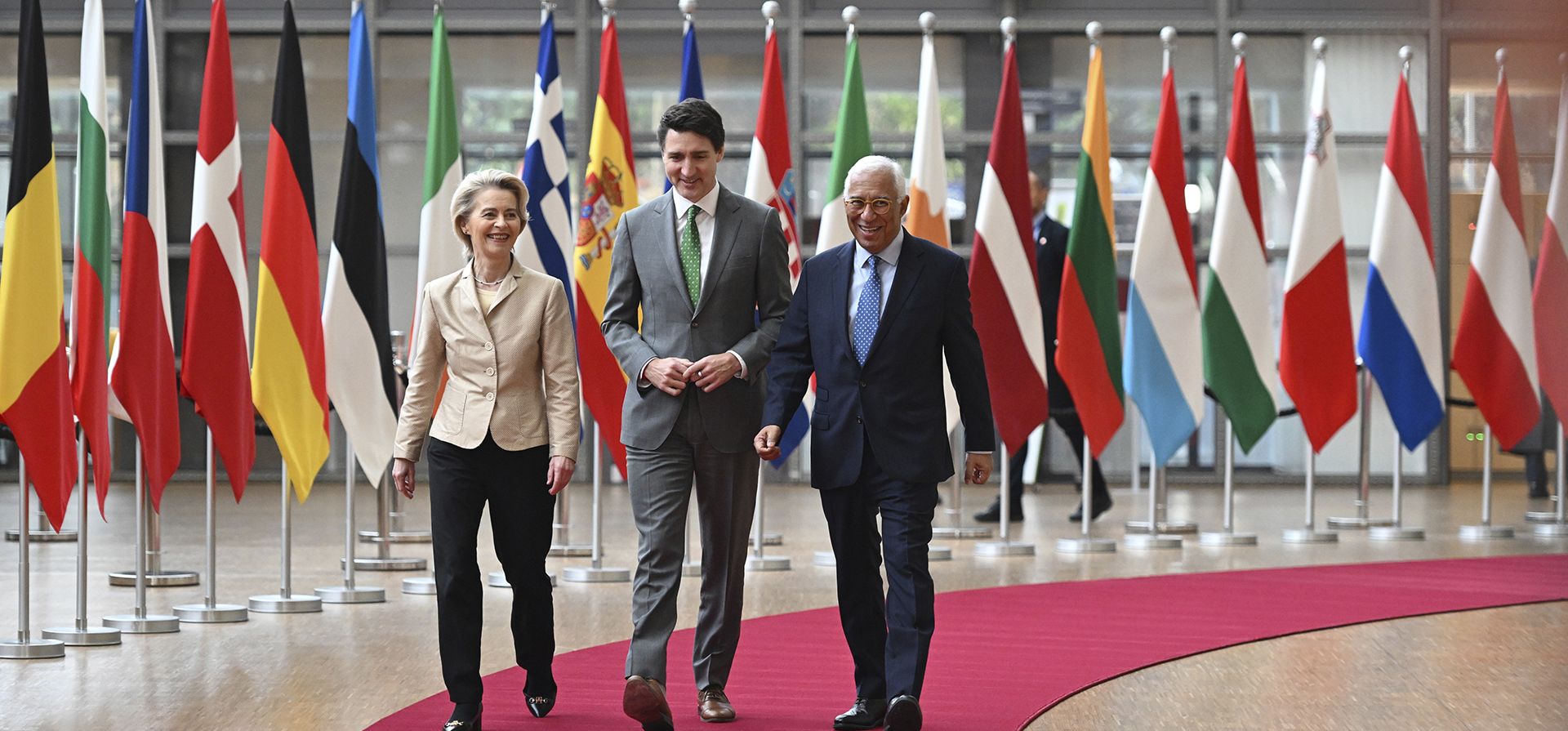 La presidenta de la Comisión Europea, Ursula von der Leyen, el primer ministro de Canadá, Justin Trudeau, y el presidente del Consejo Europeo, Antonio Costa, llegan a la reunión de líderes de la UE y Canadá en el edificio del Consejo Europeo en Bruselas, el miércoles 12 de febrero de 2025. (Foto AP/Harry Nakos) La presidenta de la Comisión Europea, Ursula von der Leyen, el primer ministro de Canadá, Justin Trudeau, y el presidente del Consejo Europeo, Antonio Costa, llegan a la reunión de líderes de la UE y Canadá en el edificio del Consejo Europeo en Bruselas, el miércoles 12 de febrero de 2025. (Foto AP/Harry Nakos)