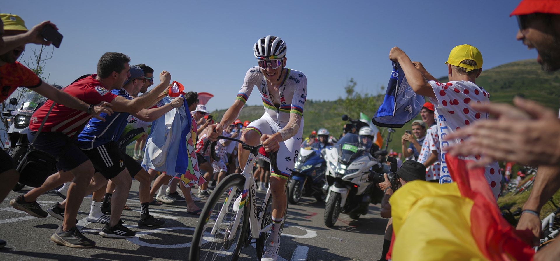 El esloveno Tadej Pogacar asciende hacia Hautacqam para ganar la duodécima etapa del Tour de Francia, una carrera ciclista de 180,6 kilómetros (112,2 millas) con inicio en Auch y meta en Hautacam, Francia, el jueves 17 de julio de 2025. (Foto AP/Thibault Camus) El esloveno Tadej Pogacar asciende hacia Hautacqam para ganar la duodécima etapa del Tour de Francia, una carrera ciclista de 180,6 kilómetros (112,2 millas) con inicio en Auch y meta en Hautacam, Francia, el jueves 17 de julio de 2025. (Foto AP/Thibault Camus)