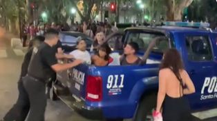 La policía uso una fuerza desmedida para detener&nbsp; los jóvenes que solo estaban haciendo una intervención artística o pacífica en la vereda de la plaza 25 de Mayo.