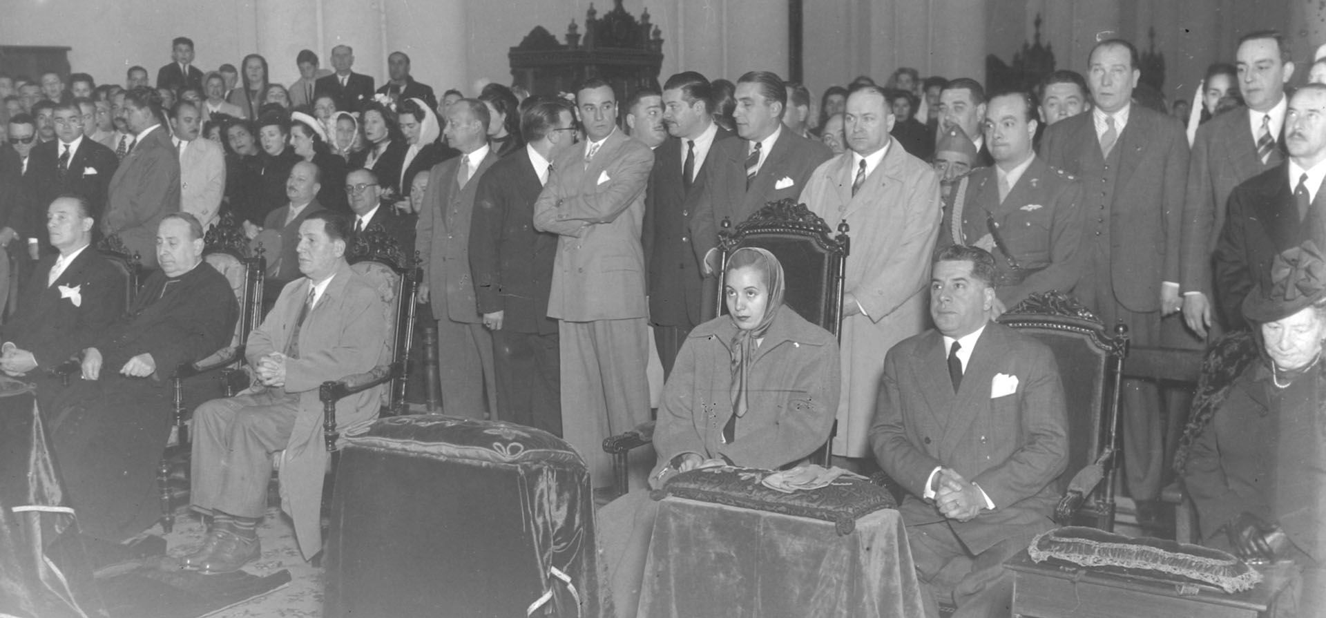 Eva Perón y Juan Domingo Perón en una misa, 1948.