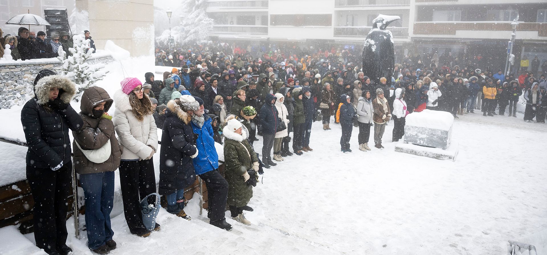La gente guarda un minuto de silencio mientras observa la ceremonia conmemorativa oficial en una pantalla gigante frente a la Capilla de San Cristóbal en Crans-Montana, durante el día de luto nacional tras el incendio mortal en el bar La gente guarda un minuto de silencio mientras observa la ceremonia conmemorativa oficial en una pantalla gigante frente a la Capilla de San Cristóbal en Crans-Montana, durante el día de luto nacional tras el incendio mortal en el bar