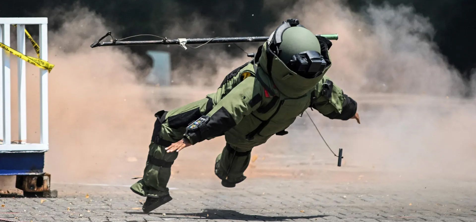 Sidoarjo, Java Oriental. Un oficial de policía de una unidad de desactivación de explosivos participa en un simulacro de seguridad antes de las elecciones generales del próximo año. Fotografía: Juni Kriswanto/AFP/Getty Images Sidoarjo, Java Oriental. Un oficial de policía de una unidad de desactivación de explosivos participa en un simulacro de seguridad antes de las elecciones generales del próximo año. Fotografía: Juni Kriswanto/AFP/Getty Images