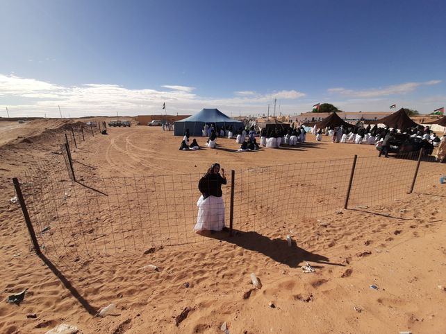 Campamento de Auserd. Refugiadas retrata el drama de las mujeres que tienen que defender sus hogares en medio de la adversidad