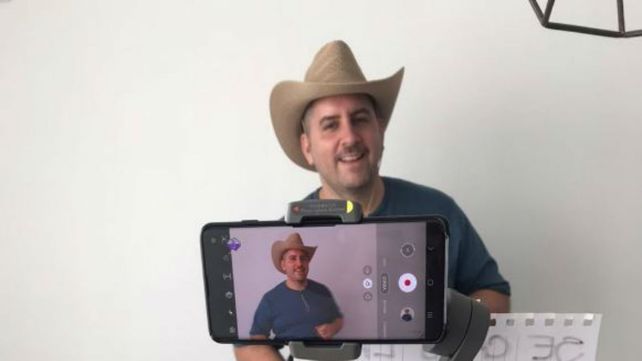 El periodista Juan Junco fue el invitado sorpresa del video.