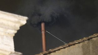 La fumata negra en la chimenea de la Capilla Sixtina revela que aún no hay Papa