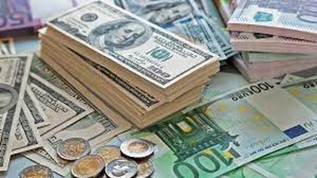 El euro llegó a cotizar a la par del dólar por primera vez en 20 años