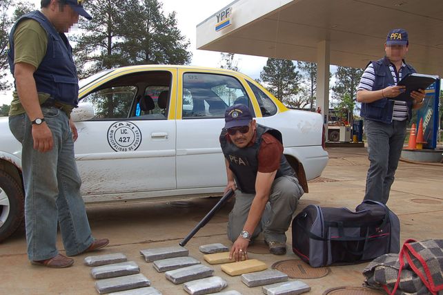 Un preso en la causa de Los Monos aparece en fotos de un operativo de la Policía Federal