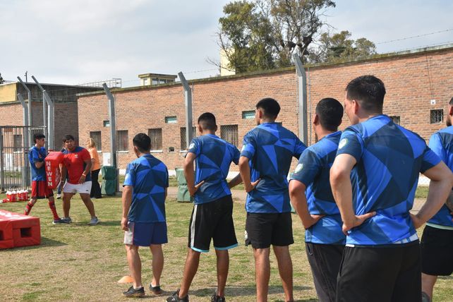 Presos de buena conducta de la Unidad Penitenciaria Nº6 participaron el viernes pasado de un nuevo encuentro de rugby dentro del penal.