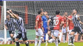 Colón recibió 27 goles en 24 partidos y nunca logró consolidar una defensa que brinde garantías.