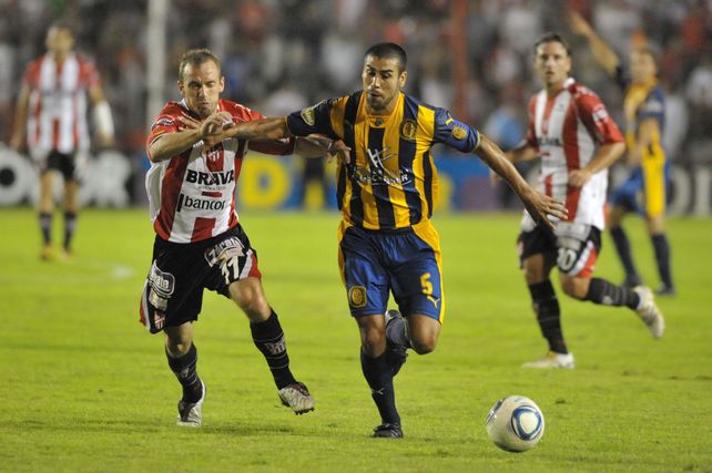 El &uacute;ltimo partido: 2011. Jes&uacute;s M&eacute;ndez, un emblema canalla, se lleva con decisi&oacute;n la pelota. Empataron 3-3.