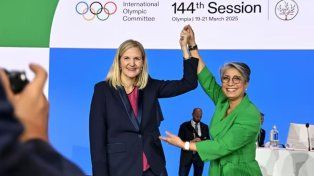 Kirsty Coventry, nueva presidenta del Comité Olímpico Internacional, junto a Nicole Hoevertsz, la vicepresidenta, luego de la elección.