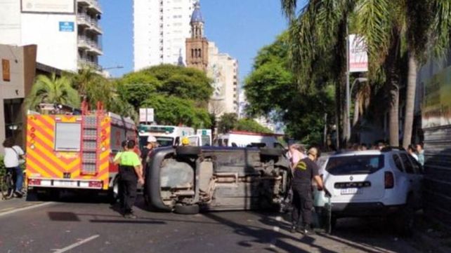 Una mujer herida en un choque violento en Pellegrini y Corrientes
