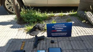Personal de la AIC detuvo al gendarme sospechoso y le secuestró una pistola y documentación.