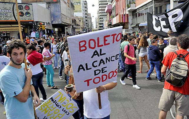 El medio boleto para los estudiantes universitarios debuta en noviembre