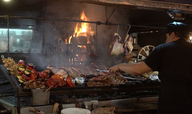 ¡A comer! La carne en los restoranes del Mercado del Puerto son una tentación, pero cara.