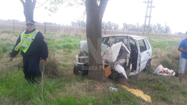 Murió el conductor de un auto que se estrelló contra un árbol