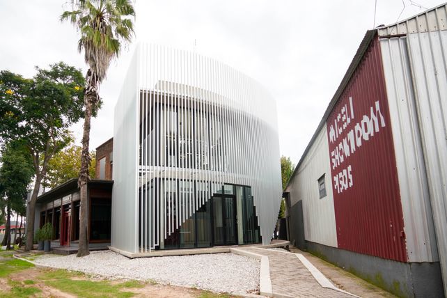 En el frente de la empresa, instalaron el nuevo showroom de Miceli con un ingreso independiente que se une al resto de las oficinas.