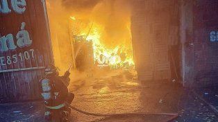 Bomberos controlaron un incendio de grandes dimensiones en uno de los galpones del Mercado de Abasto.