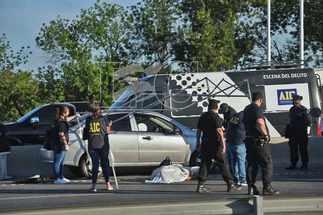 A la víctima le dispararon tres tiros desde una moto que venía atrás del vehículo