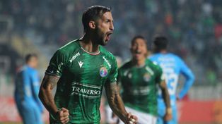 Gonzalo Sosa festeja el primero de Audax ante Blooming. Newells quedó ante una buena chance en la Copa Sudamericana.
