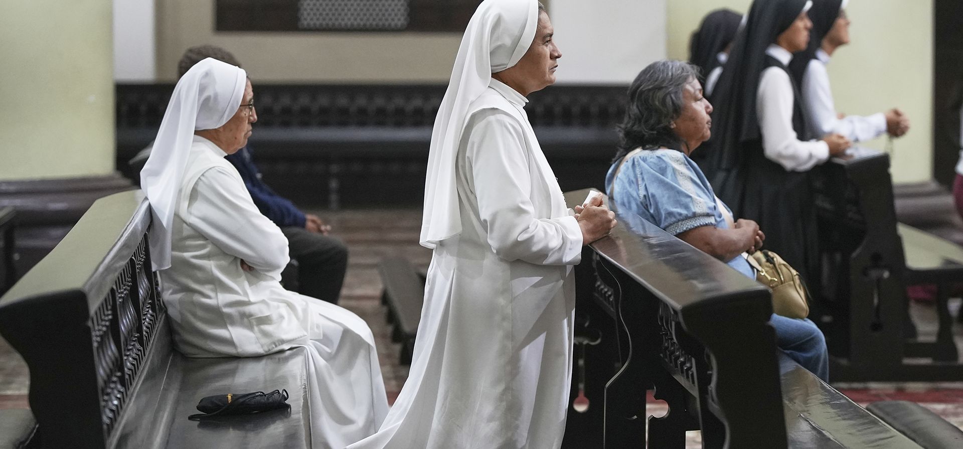 Monjas rezan durante la misa matutina en la Catedral de Santa María, sede episcopal de la Diócesis de Chiclayo, Perú, donde el recién elegido Papa León XIV sirvió como obispo, el viernes 9 de mayo de 2025. (Foto AP/Guadalupe Pardo) Monjas rezan durante la misa matutina en la Catedral de Santa María, sede episcopal de la Diócesis de Chiclayo, Perú, donde el recién elegido Papa León XIV sirvió como obispo, el viernes 9 de mayo de 2025. (Foto AP/Guadalupe Pardo)