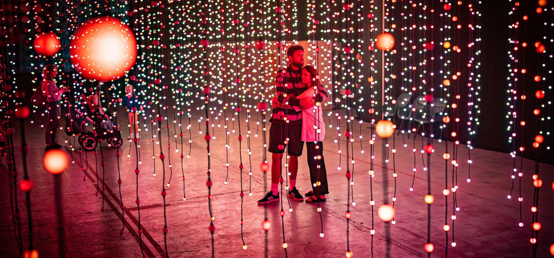 Bristol, Reino Unido. La gente visita la instalación de arte inmersivo de 20,000 pies cuadrados "Beyond Submergence" en el museo Propyard. Fotografía: Ben Birchall/PA Bristol, Reino Unido. La gente visita la instalación de arte inmersivo de 20,000 pies cuadrados "Beyond Submergence" en el museo Propyard. Fotografía: Ben Birchall/PA