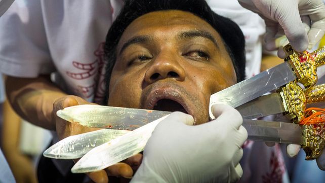 Las postales del extraño festival vegetariano tailandés