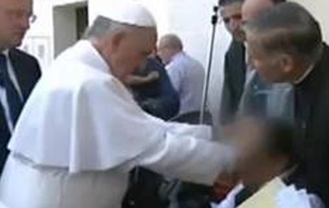 Rezo por vos. El Papa posó sus manos sobre el niño y oró por su sanación.