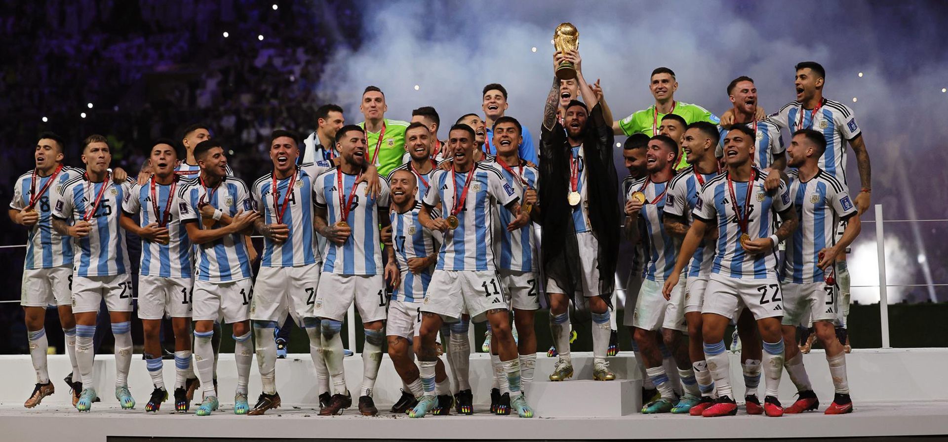 La selección argentina festeja el Mundial de Qatar tras vencer a Francia en la final. Foto: EFE