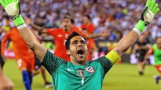 El arquero chileno Claudio Bravo anunció su retiro de la actividad profesional a los 41 años.