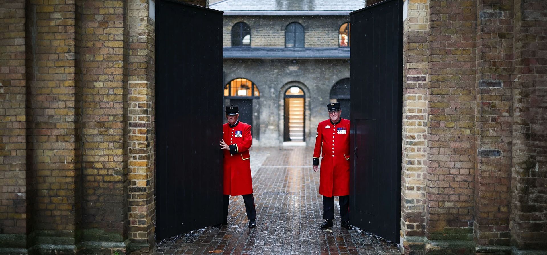 Los jubilados del Chelsea David Godwin y Ted Fell posan para una foto dentro del nuevo Soane Stable Yard después de su reciente renovación en el Royal Hospital Chelsea. Gracias a una subvención del fondo del patrimonio de la lotería nacional, el Stable Yard abre sus puertas este otoño, Londres, Inglaterra. Fotografía: Henry Nicholls/AFP/Getty Images Los jubilados del Chelsea David Godwin y Ted Fell posan para una foto dentro del nuevo Soane Stable Yard después de su reciente renovación en el Royal Hospital Chelsea. Gracias a una subvención del fondo del patrimonio de la lotería nacional, el Stable Yard abre sus puertas este otoño, Londres, Inglaterra. Fotografía: Henry Nicholls/AFP/Getty Images