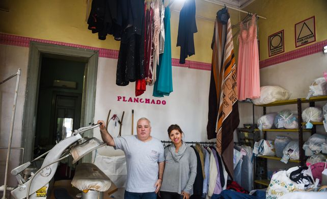 Gisela Zuzunaga junto al planchador de su tintorería