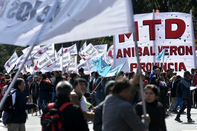 La Plaza de Mayo va tomando el color de la protesta del sindicalismo argentino