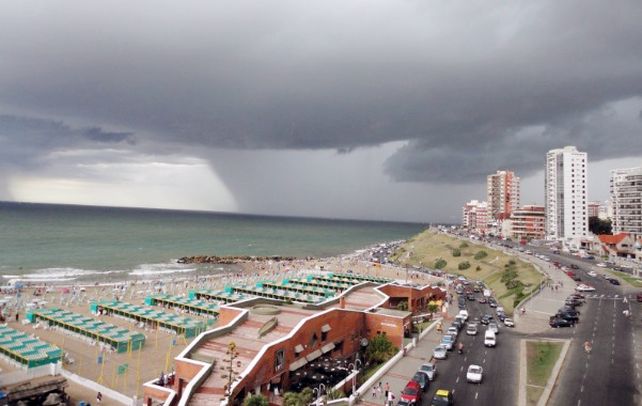 Mar del Plata. El temporal de lluvia y viento persistía ayer con intensidad.
