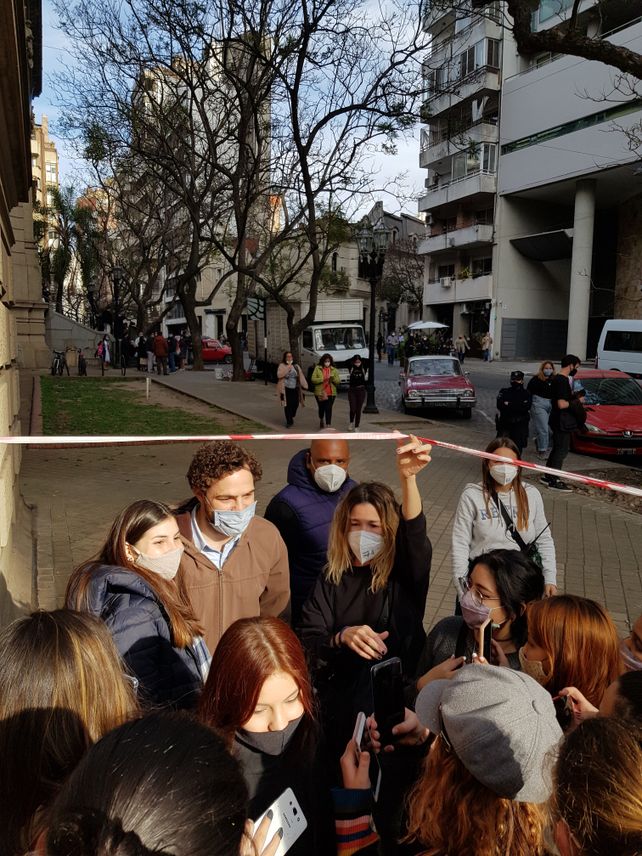 Peter Lanzani rodeados de fans durante el tramo del rodaje en Rosario de 