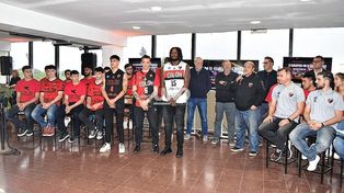 Colón viajará a Resistencia el lunes para jugar con Villa San Martín y el miércoles se medirá ante Sarmiento de la misma provincia.
