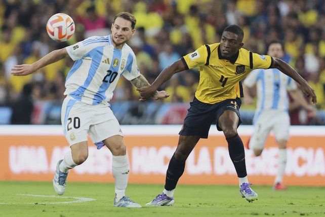Alexis Mac Allister se esfuerza ante la marca del jugador ecuatoriano. Argentina va por un triunfo más.