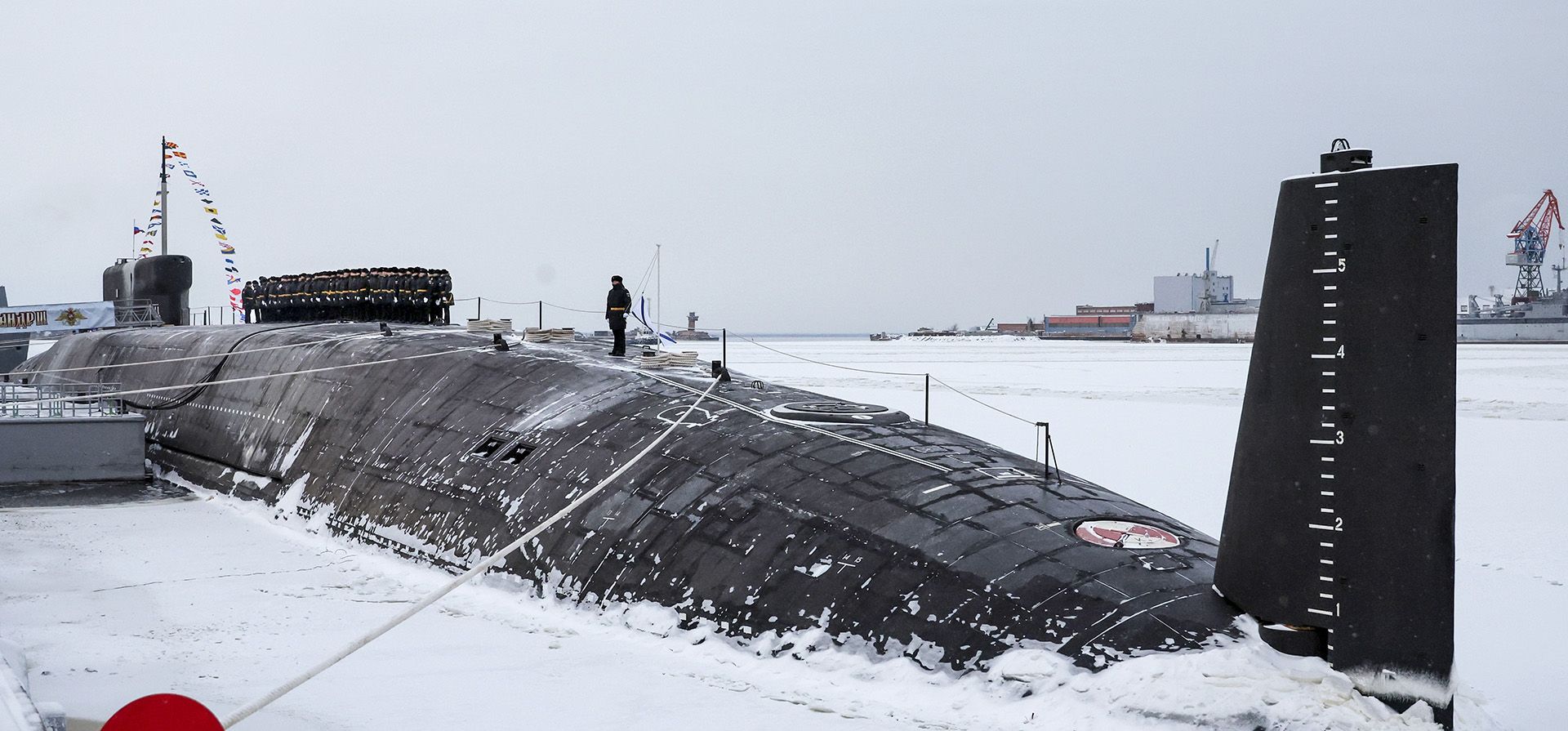 Marineros rusos en la cubierta del submarino nuclear recién construido "El Emperador Alejandro III", mientras que el presidente ruso Vladimir Putin asiste a la ceremonia de izamiento de bandera para los submarinos nucleares recién construidos en el astillero Sevmash en Severodvinsk, en la región rusa de Archangelsk. (Mikhail Klimentyev, Sputnik, foto de la piscina del Kremlin vía AP) Marineros rusos en la cubierta del submarino nuclear recién construido "El Emperador Alejandro III", mientras que el presidente ruso Vladimir Putin asiste a la ceremonia de izamiento de bandera para los submarinos nucleares recién construidos en el astillero Sevmash en Severodvinsk, en la región rusa de Archangelsk. (Mikhail Klimentyev, Sputnik, foto de la piscina del Kremlin vía AP)