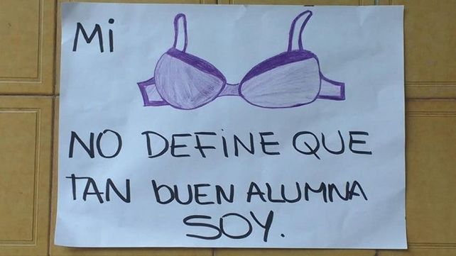 Corpiñazo para repudiar la sanción a una alumna por no usar corpiño