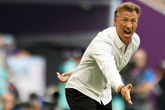 El técnico francés Hervé Renard les dio una enérgica arenga a sus jugadores cuando llegaron al vestuario tras el primer tiempo.