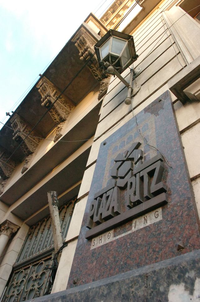 Plaza Ritz. Es uno de estos edificios que hace décadas espera su recuperación.