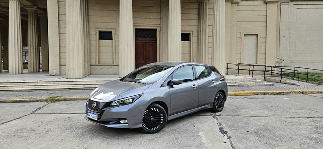 Precio del Nissan Leaf en la Argentina:  $115.348.500 pesos argentinos, equivalentes a 115.348,50 dólar blue.
