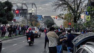 Hinchas de San Lorenzo pidiendo la renuncia de Moretti en la sede