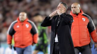Martín Demichelis se despidió de River con lágrimas en los ojos y el aplauso general.