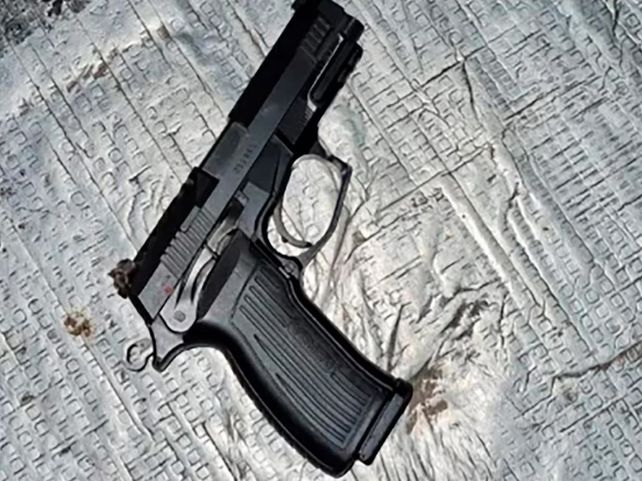 El arma policial secuestrada a un gatillero.